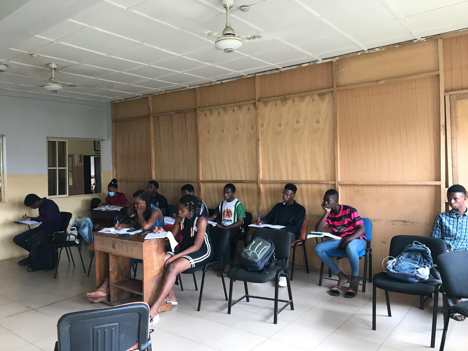 Étudiants dans un amphithéâtre universitaire